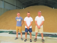 les-agriculteurs-de-la-scea-les-vernays-ont-recu-un-trophee