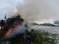 lors-de-leur-manoeuvre-les-pompiers-brulent-les-sapins-de-noel