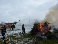 lors-de-leur-manoeuvre-les-pompiers-brulent-les-sapins-de-noel