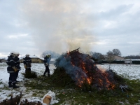 lors-de-leur-manoeuvre-les-pompiers-brulent-les-sapins-de-noel