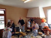 les-parents-des-conscrits-preparent-les-crepes